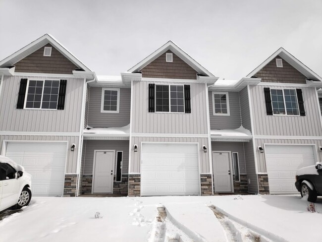 Building Photo - Brand New Townhome