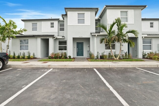 Building Photo - Modern 3-Bedroom Townhome with Private Backyard in Homestead