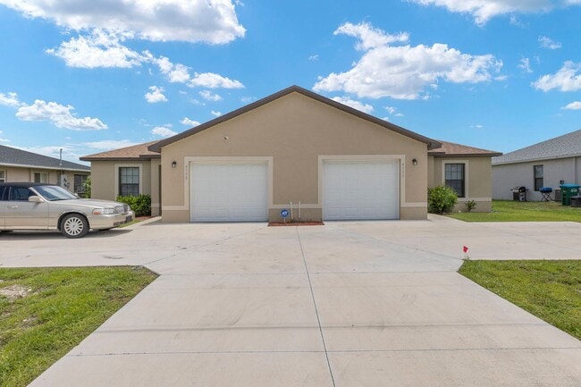 Building Photo - LB - Newly Constructed 3 bed 2 bath duplex with garage.