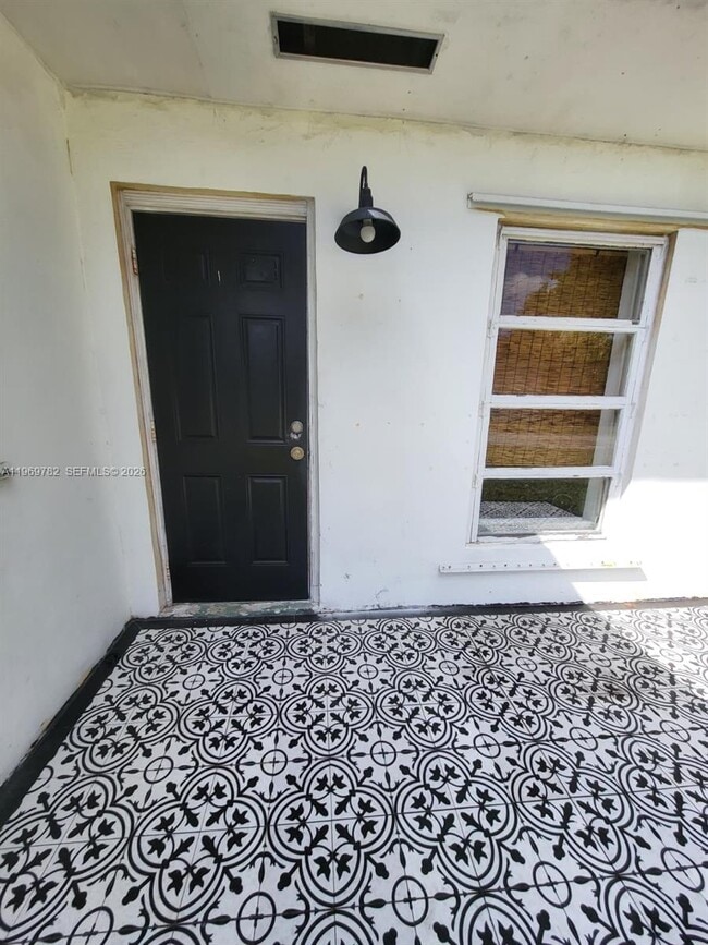 Photo - 1998 NE 135th St Unidad 1994