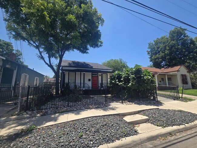 Building Photo - Beautiful Renovated Historical Home by Downtown SA!