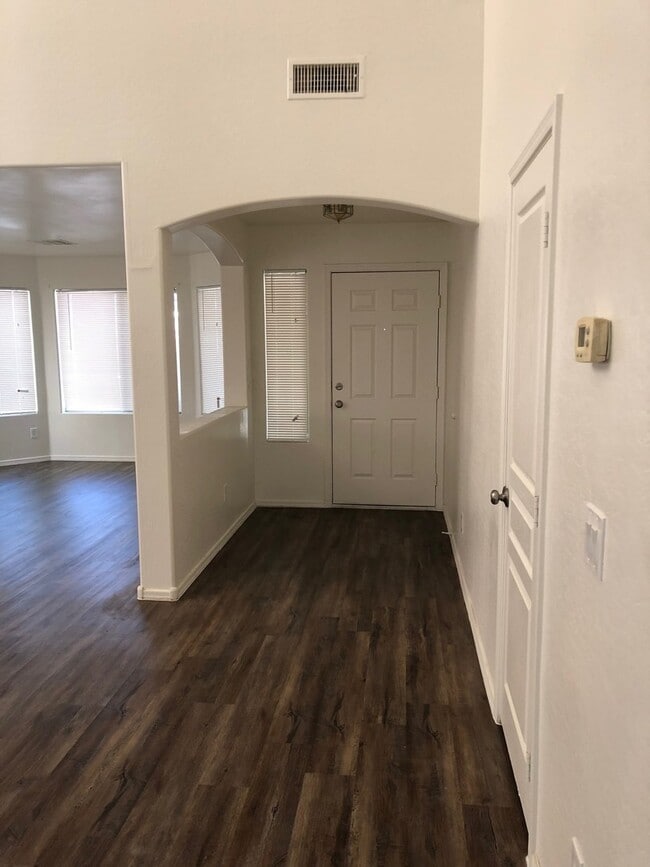 Photo - Massive 4 bedroom- 3 car garage- Large loft- Maricopa