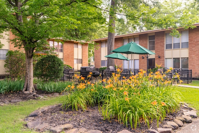 Community Courtyard - Summer Oaks Apartments