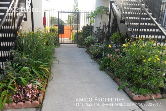 Photo - 1922 El Segundo Blvd Unidad 2