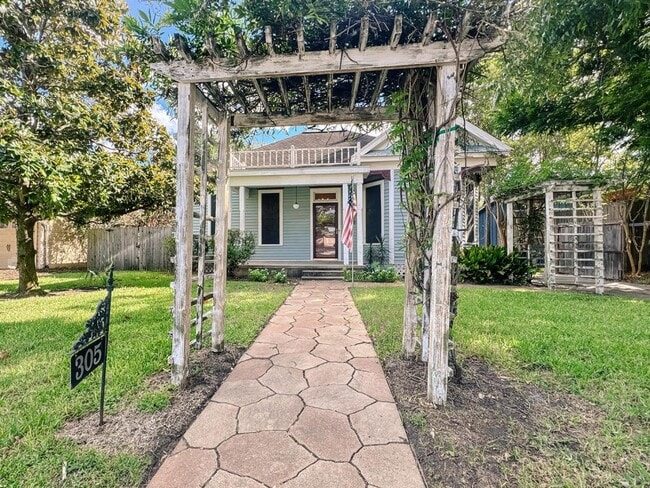 Photo - 305 W Brazos St