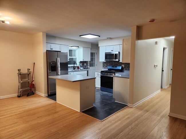 Photo - 33 Cranbrook Dr