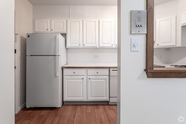 2BR, 1BA - 831 SF
