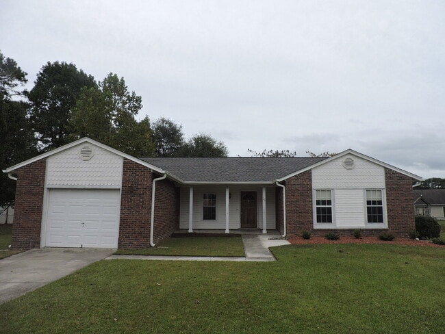 Building Photo - Charming family home!