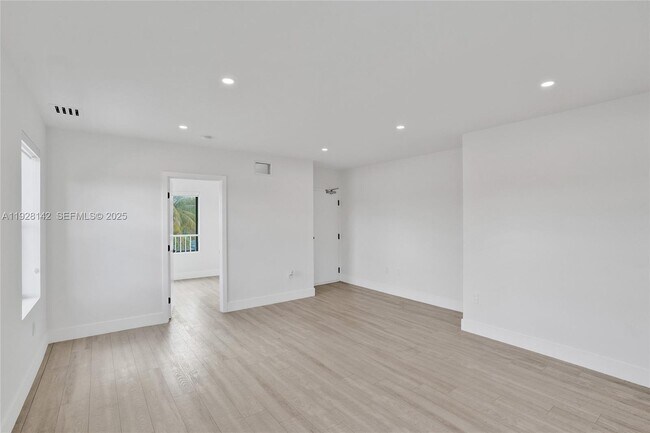 Photo - 1721 SW 13th St Unidad 4