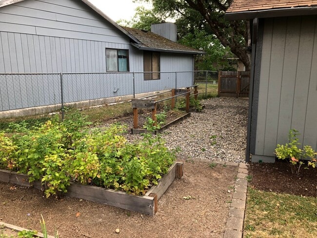Photo - Well Maintained 3 Bed, 1 Bath Home in SE M...