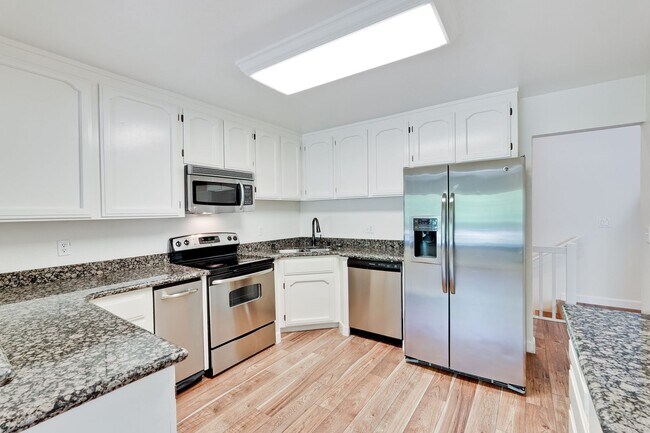 Photo - Santa Clara/Must See Stunning Tri-level 2/2.5 Townhome !