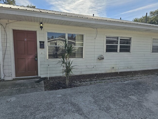 Building Photo - 2 bed 1 bath Unit #2