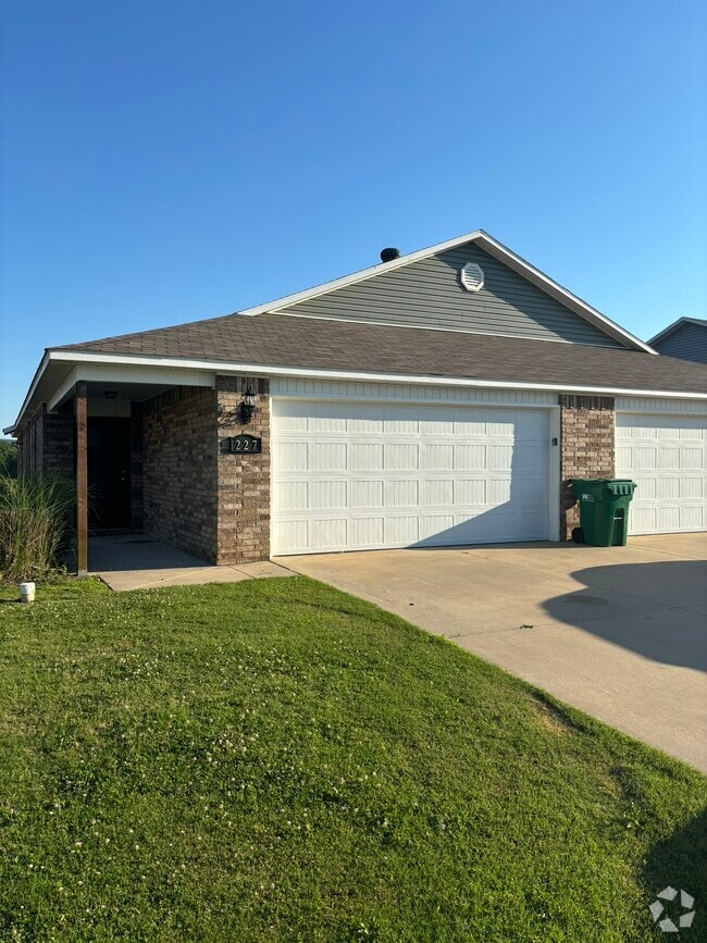 Building Photo - 227 E Anabranch Ct Rental