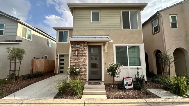 Building Photo - ***JUST REDUCED & MOVE IN SPECIAL!!!*** 3 bedroom, 2 bathroom located in Beautiful Madera