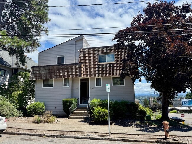 Building Photo - Stunning Custom Duplex-TH w/view deck Unit 4242
