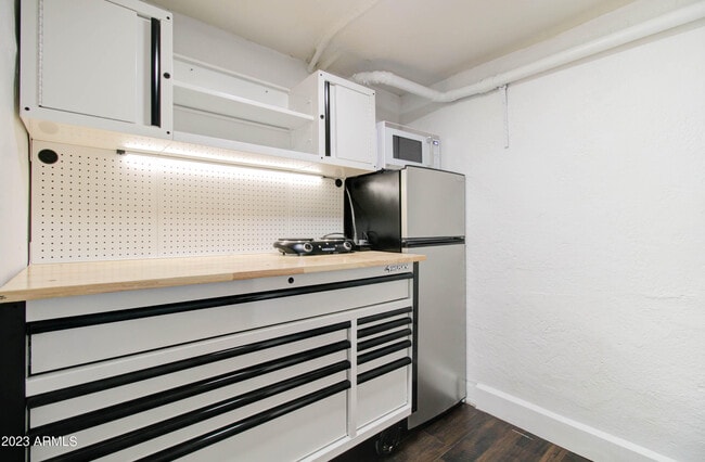 Photo - 877 E Sycamore St