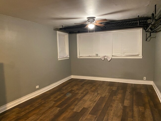 Spacious living room - 8425 S Marquette Ave Unit 1