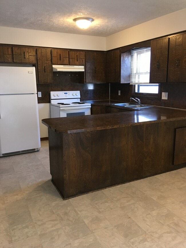 Photo - Large Ranch House