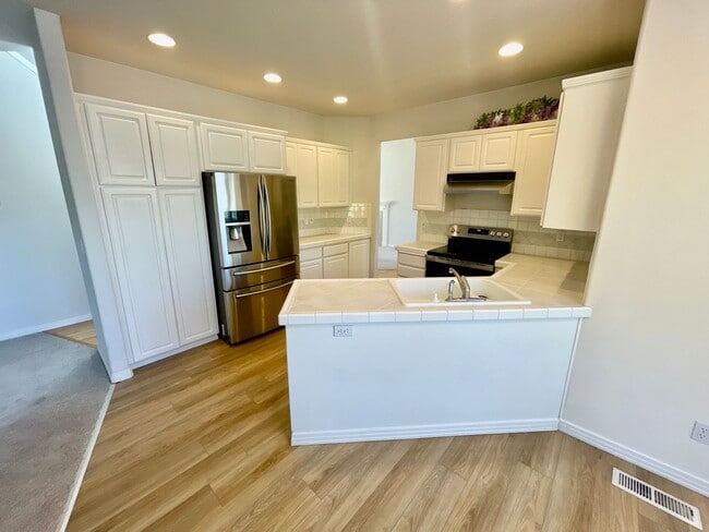 $500 first month rent credit!!! Convenient... - $500 first month rent credit!!! Convenient... House