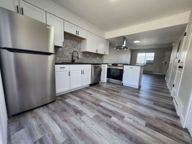 Building Photo - Remodeled 2-Bedroom Townhome!