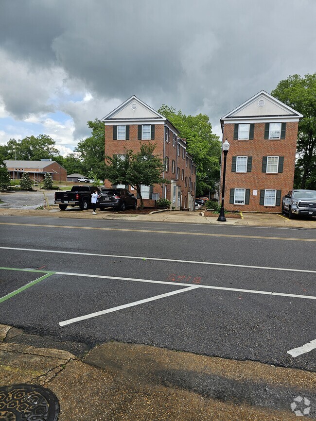 Building Photo - 613 University Dr Rental