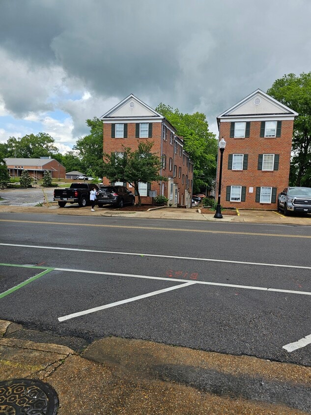 Photo - 613 University Dr (Starkville, MS)