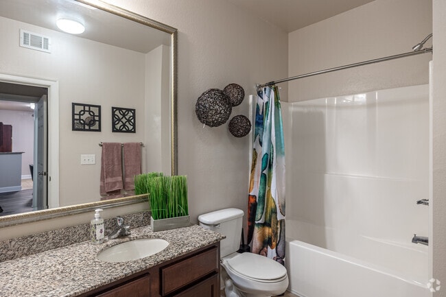 2BR, 2BA - 1,022SF - Primary Bathroom