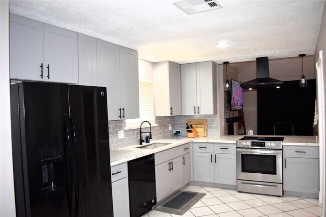 Photo - 9910 Willmont Rd