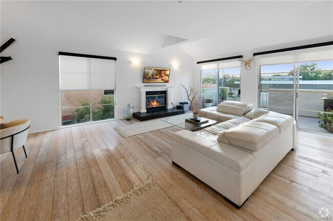 Building Photo - 1401 S Bentley Ave Unit 402 Rental