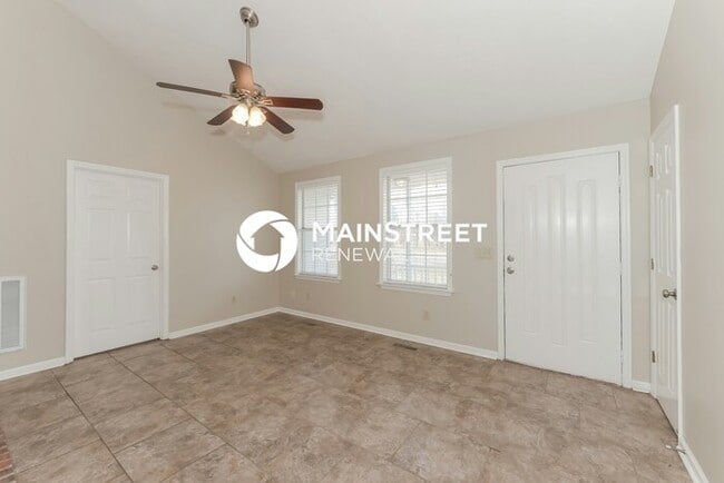 Photo - 3 Bedroom Pet-Friendly Home in La Vergne, ...