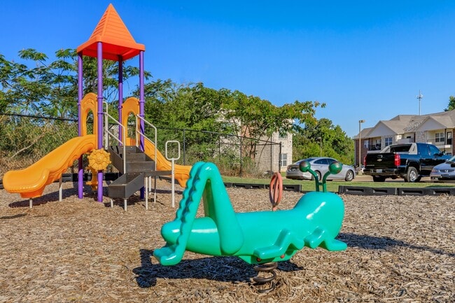 Parque infantil Southwest Pines en Tyler, TX | Área de juegos al aire libre divertida para niños - Southwest Pines Apartamentos