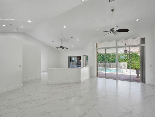 Photo - 762 Crescent Way