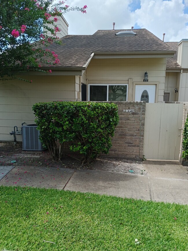 Opportunity awaits in this 3-bedroom, 1.5-bath townhouse priced below comparable homes. AC blows col - 3232 Windchase Blvd