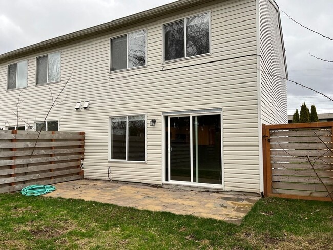 Photo - 3 Bed, 2 Bath Home- Fenced Back Yard! Unit 2904