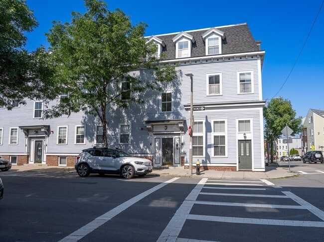 Building Photo - 352 W 3rd St Unit 9