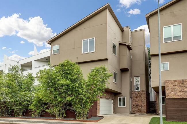 Photo - 2613 Waugh Dr House