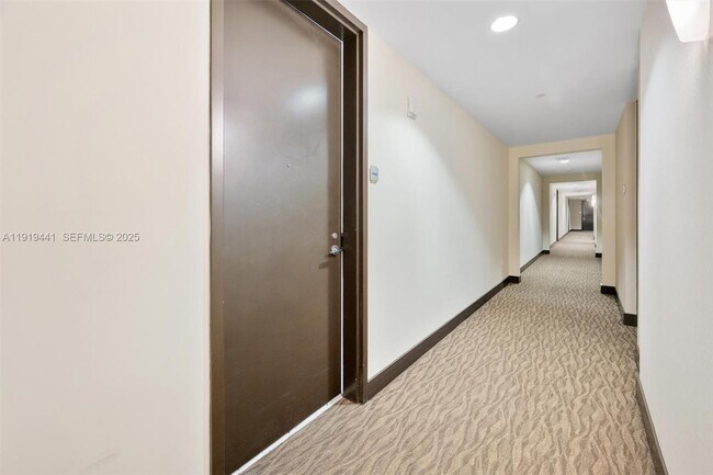 Building Photo - 79 SW 12th St Unit 4004S