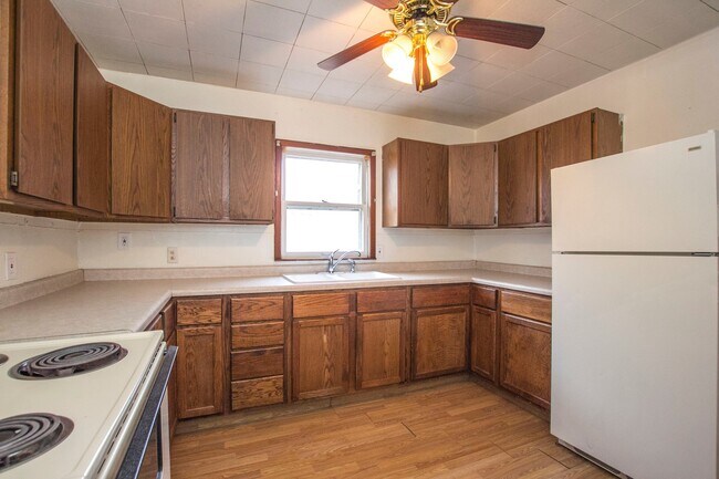 Photo - Spacious 3 bedroom 1 bath