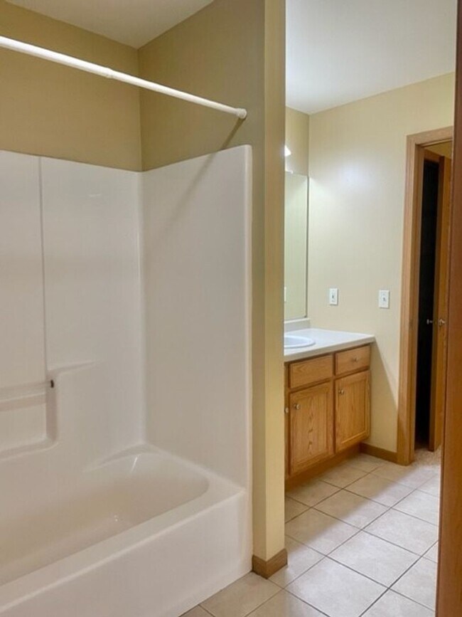 3566-3572 East Meadows Place