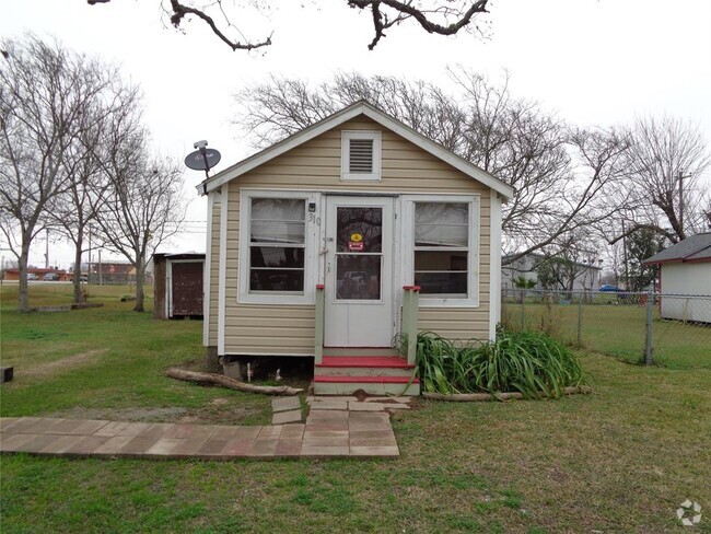 Building Photo - 310 S Avenue D Rental