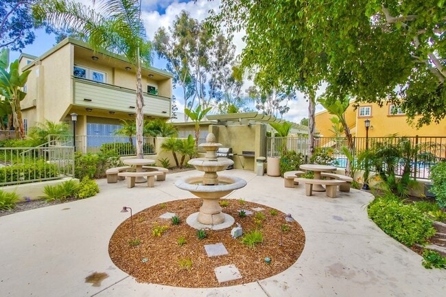 Building Photo - Great 2B/2BA Top-floor condo with Balcony and in Unit 445