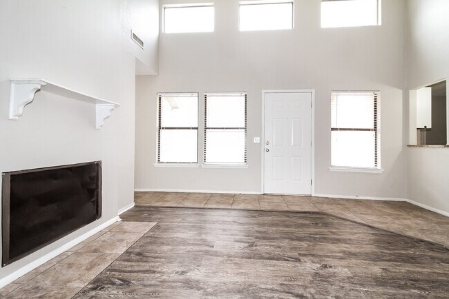 Photo - 1905 Oakhurst Ave