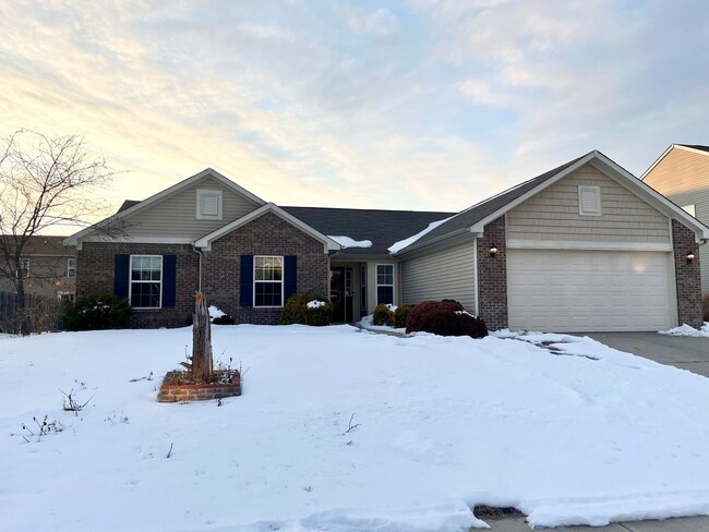 Building Photo - 3 Bed 2 Bath Ranch Style House with Fenced Backyard