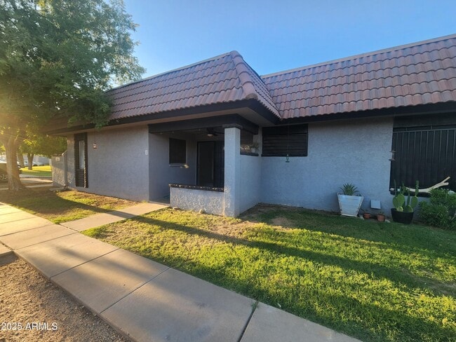 Building Photo - 9001 W Elm St Rental