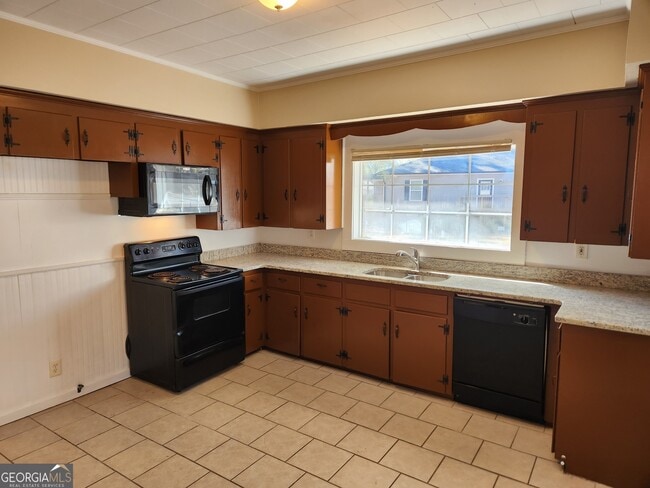 Photo - 260 E 3rd St NE