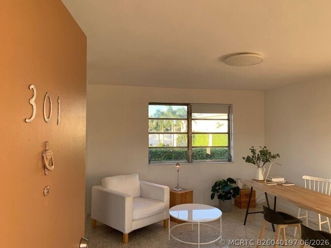 Photo - 649 SW 9th St Unit 301