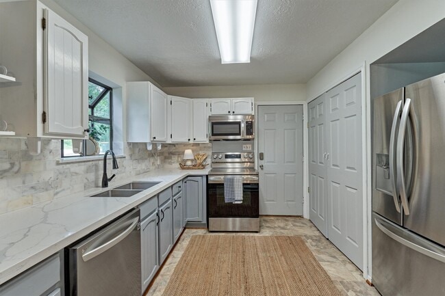 Building Photo - 903 Commanche Rd