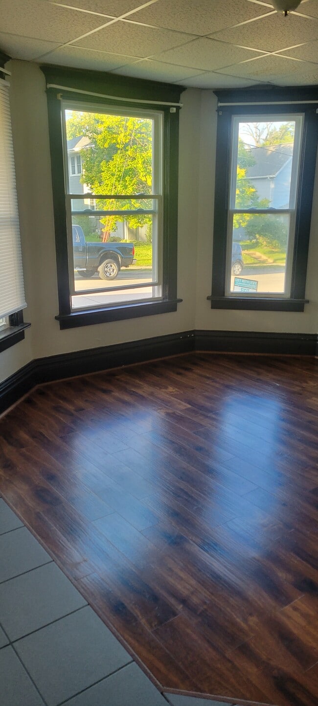 Building Photo - 1374 W 5th St Rental