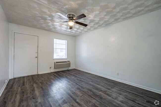 2BR, 1BA - 750SF