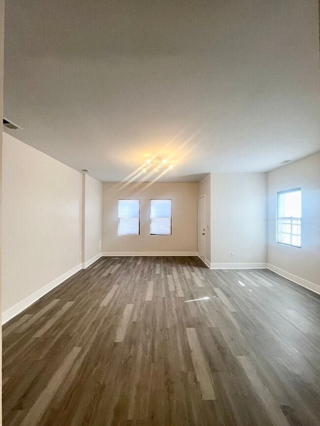 Photo - 2258 S Sacramento Ave Unidad 1